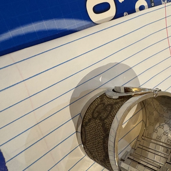 Gucci Women’s Hand Watch Sliver Color - Picture 5 of 7